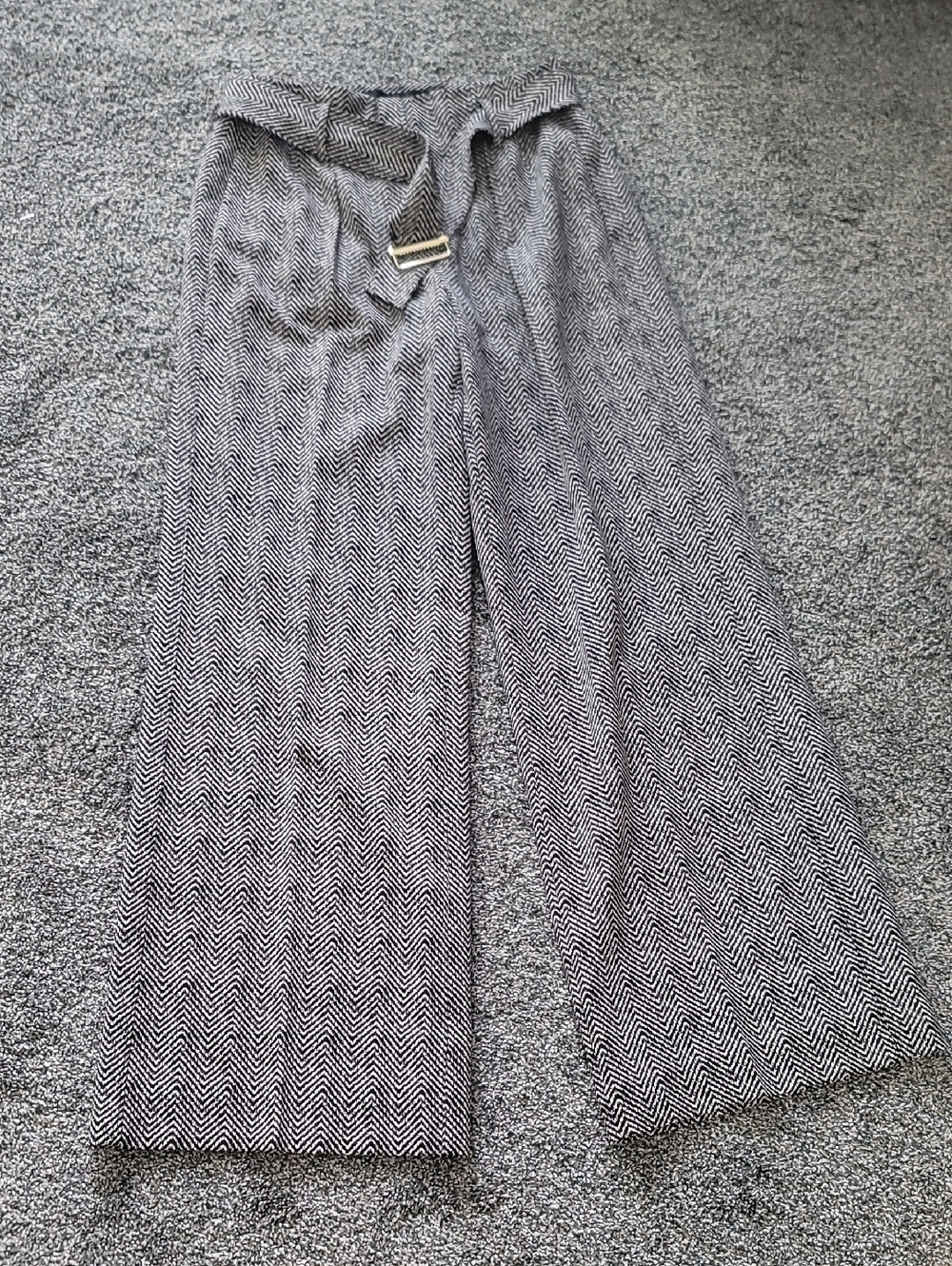 Wide-Leg High-Waist Chevron Pants in Black & White